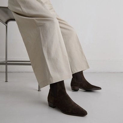 Boots &agrave; l&eacute;gers talons biseaut&eacute;s et bouts pointus in dark brown suede | papaye