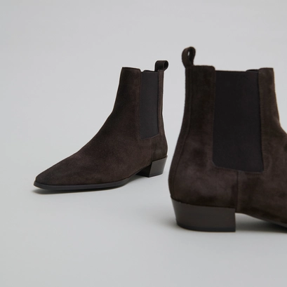 Boots &agrave; l&eacute;gers talons biseaut&eacute;s et bouts pointus in dark brown suede | papaye