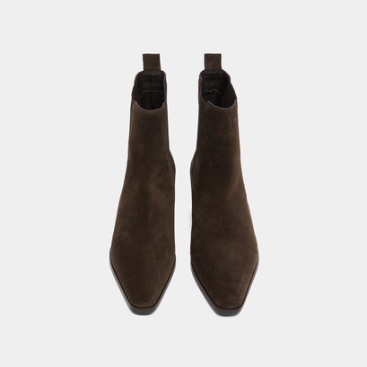 Boots &agrave; l&eacute;gers talons biseaut&eacute;s et bouts pointus in dark brown suede | papaye