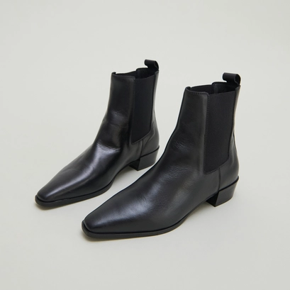 Boots &agrave; l&eacute;gers talons biseaut&eacute;s et bouts... in black leather | papaye