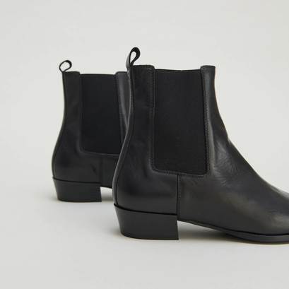 Boots &agrave; l&eacute;gers talons biseaut&eacute;s et bouts... in black leather | papaye