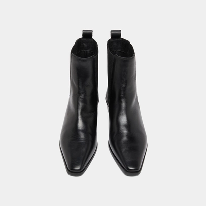 Boots &agrave; l&eacute;gers talons biseaut&eacute;s et bouts... in black leather | papaye