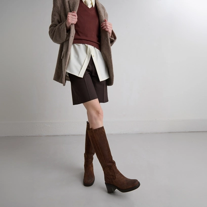 Bottes &agrave; bouts carr&eacute;s et &eacute;lastiques in tabac laminated suede | panache