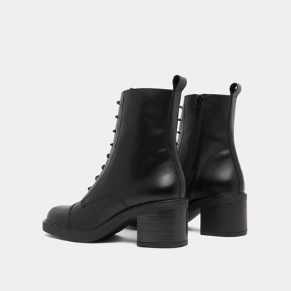Bottines &agrave; lacets et &eacute;lastiques arri&egrave;res... in black leather | paname