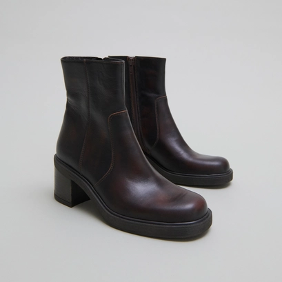 Boots &agrave; talons in brown patinated leather | panda