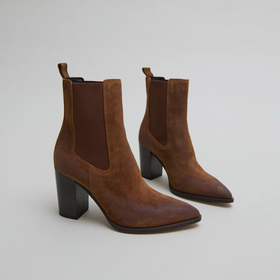 Bottines &agrave; talons et &eacute;lastiques in cognac laminated suede | pepita