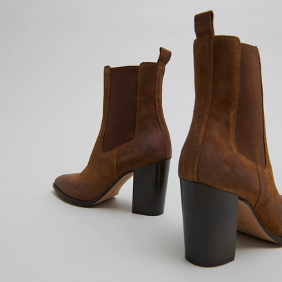 Bottines &agrave; talons et &eacute;lastiques in cognac laminated suede | pepita