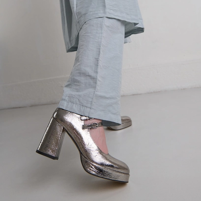 Babies &agrave; doubles brides et plateformes in dark silver metallic leather | verite