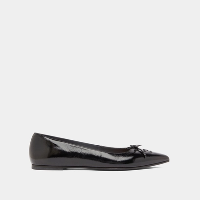 Ballerines lac&eacute;es &agrave; bouts pointus in black shiny leather | DAMY