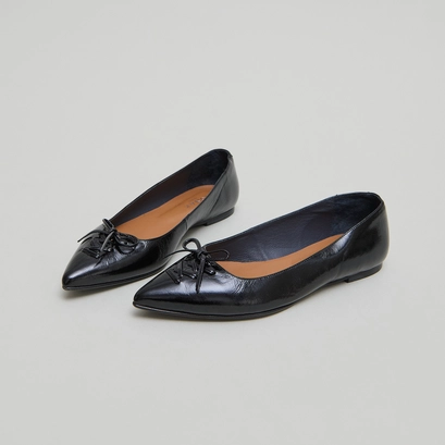 Ballerines lac&eacute;es &agrave; bouts pointus in black shiny leather | DAMY