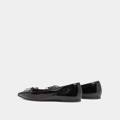 Ballerines lac&eacute;es &agrave; bouts pointus in black shiny leather | DAMY