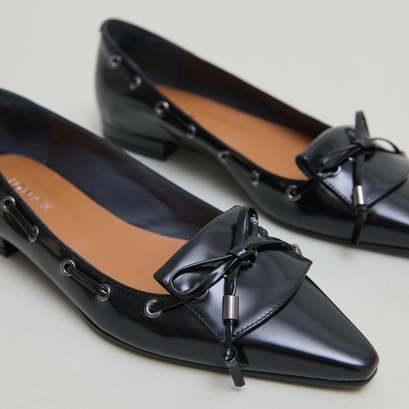 Ballerines &agrave; lacets in black glazed leather | dynamo