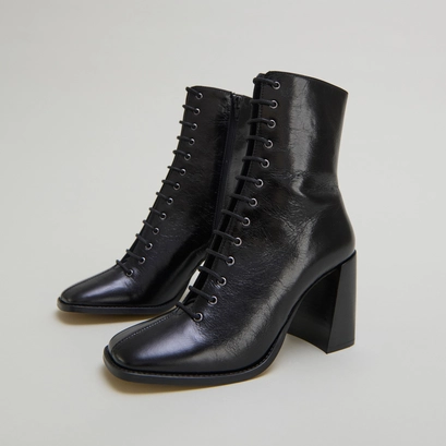 Bottines &agrave; talons lac&eacute;es in black distressed leather | vandelle