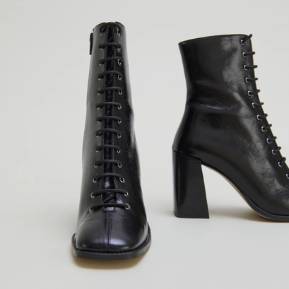 Bottines &agrave; talons lac&eacute;es in black distressed leather | vandelle