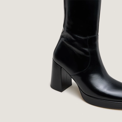 Heeled ankle boots with square toes in black leather | vesna