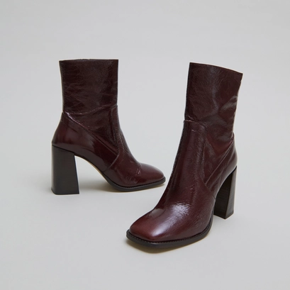 Heeled ankle boots with square toes in chocolate shiny leather | vidal