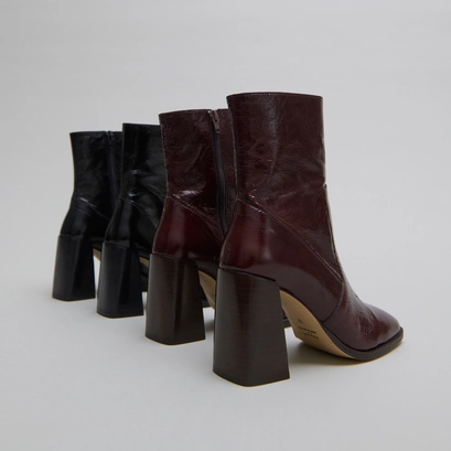 Heeled ankle boots with square toes in chocolate shiny leather | vidal