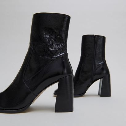 Heeled ankle boots with square toes in black shiny leather | vidal