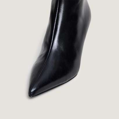 Pointed-toe ankle boots in black leather | diem