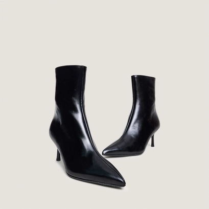 Pointed-toe ankle boots in black leather | diem