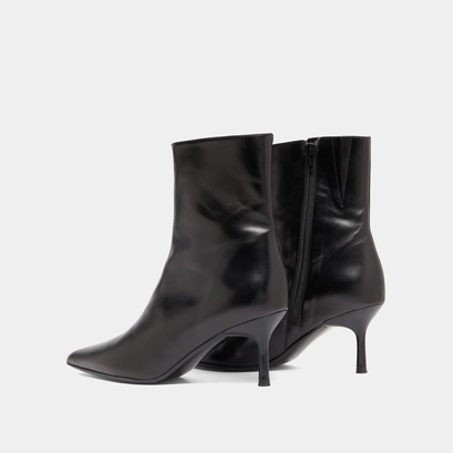 Pointed-toe ankle boots in black leather | diem