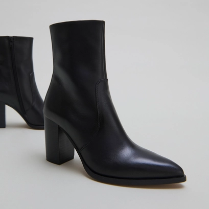 Bottines &agrave; talons in black leather | perle