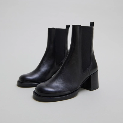 Bottines &agrave; talons et &eacute;lastiques in black distressed leather | bienvue