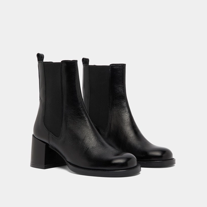 Bottines &agrave; talons et &eacute;lastiques in black distressed leather | bienvue
