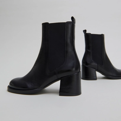 Bottines &agrave; talons et &eacute;lastiques in black distressed leather | bienvue