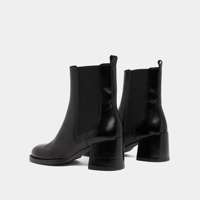Bottines &agrave; talons et &eacute;lastiques in black distressed leather | bienvue