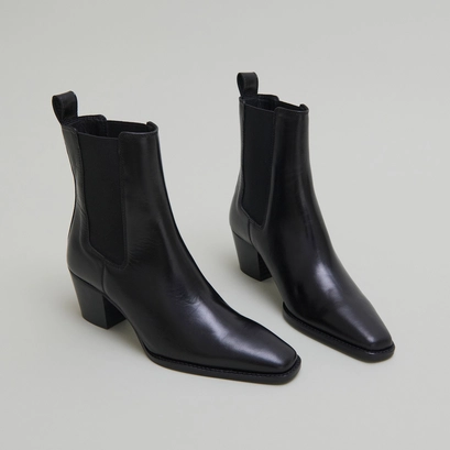 Bottines &agrave; talons biseaut&eacute;s et bouts poi... in black leather | birkin