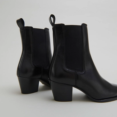 Bottines &agrave; talons biseaut&eacute;s et bouts poi... in black leather | birkin