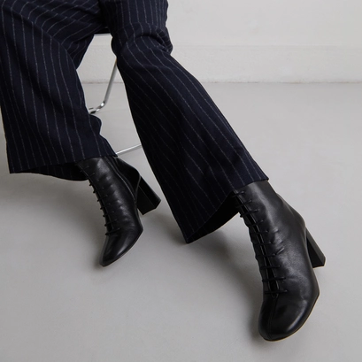 Bottines &agrave; talons et &agrave; lacets in black leather | bose