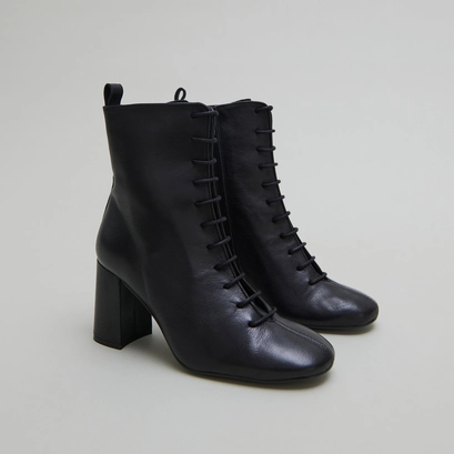 Bottines &agrave; talons et &agrave; lacets in black leather | bose