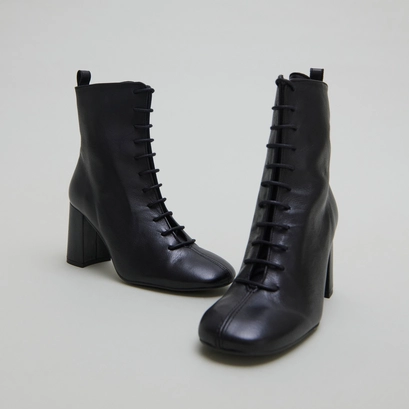 Bottines &agrave; talons et &agrave; lacets in black leather | bose