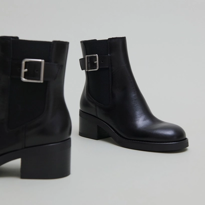 Boots &agrave; &eacute;lastiques et boucles ajustables... in black leather | boulou