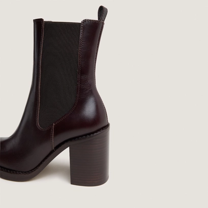 Bottines &agrave; talons d&eacute;bordants in dark brown leather | bretz