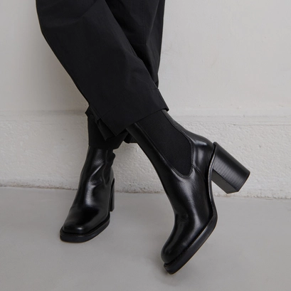 Bottines &agrave; talons d&eacute;bordants in black leather | bretz