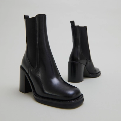 Bottines &agrave; talons d&eacute;bordants in black leather | bretz