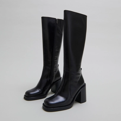 Boots with overflowing heels in black leather | bretzel