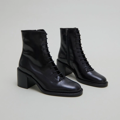 Bottines &agrave; lacets et talons d&eacute;bordants in black leather | brindille