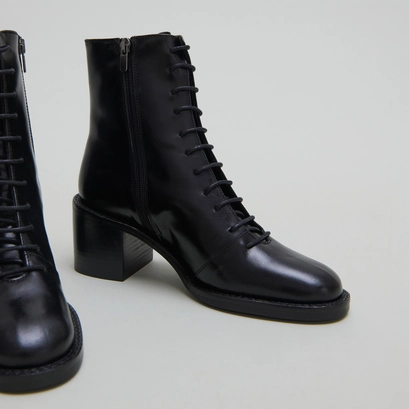 Bottines &agrave; lacets et talons d&eacute;bordants in black leather | brindille
