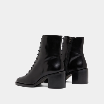 Bottines &agrave; lacets et talons d&eacute;bordants in black leather | brindille