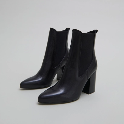 Bottines &agrave; talons et bouts pointus in black grained leather | brook