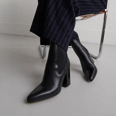 Bottines &agrave; talons et bouts pointus in black grained leather | brook