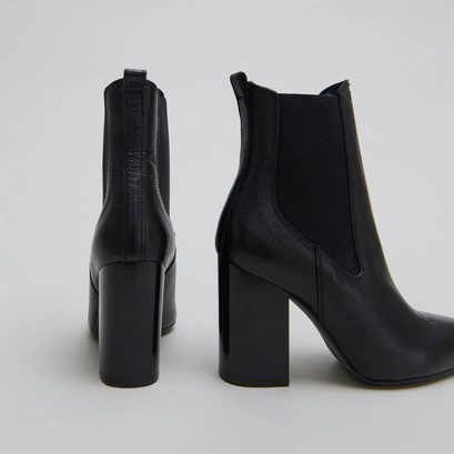 Bottines &agrave; talons et bouts pointus in black grained leather | brook
