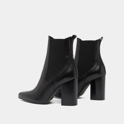 Bottines &agrave; talons et bouts pointus in black grained leather | brook
