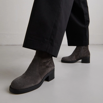 Boots &agrave; talons droits in grey suede | buena