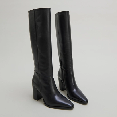 Bottes &agrave; bouts pointus in black leather | plume