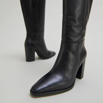 Bottes &agrave; bouts pointus in black leather | plume